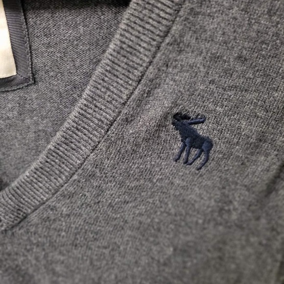 Women’s Abercrombie and Fitch Grey Sweater Size XS - Picture 3 of 4